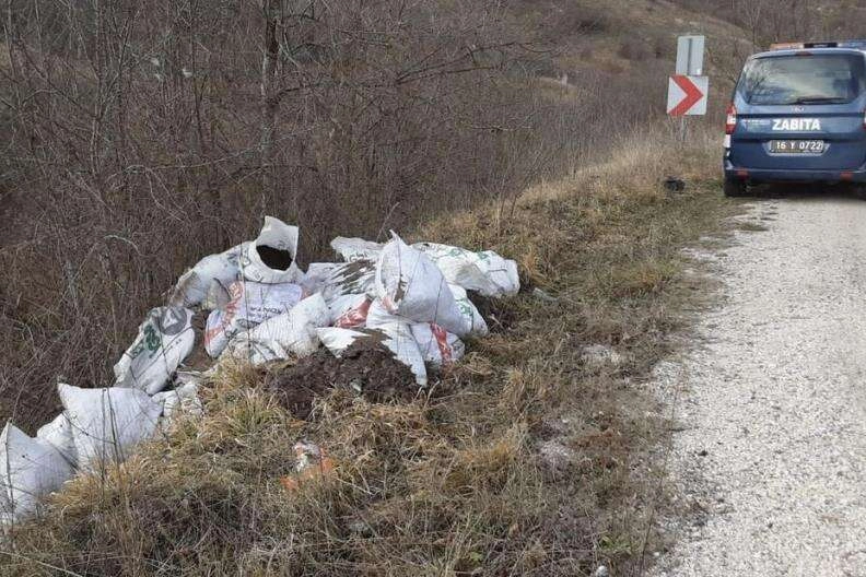 Doğaya moloz attılar, yakalanınca 30 çuvalı kendileri taşıdılar