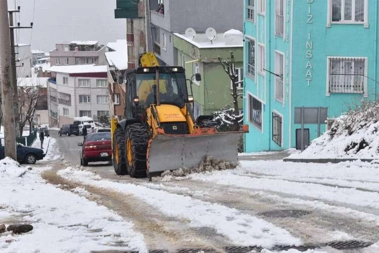 Bursa Yıldırım'da tuzlama çalışmaları sürüyor