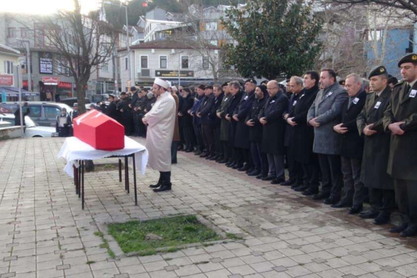 İlk görev gününde depremde hayatını kaybeden uzman onbaşı toprağa verildi