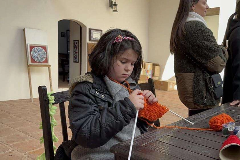 Bütün ilçe toplandı çorap örüyor