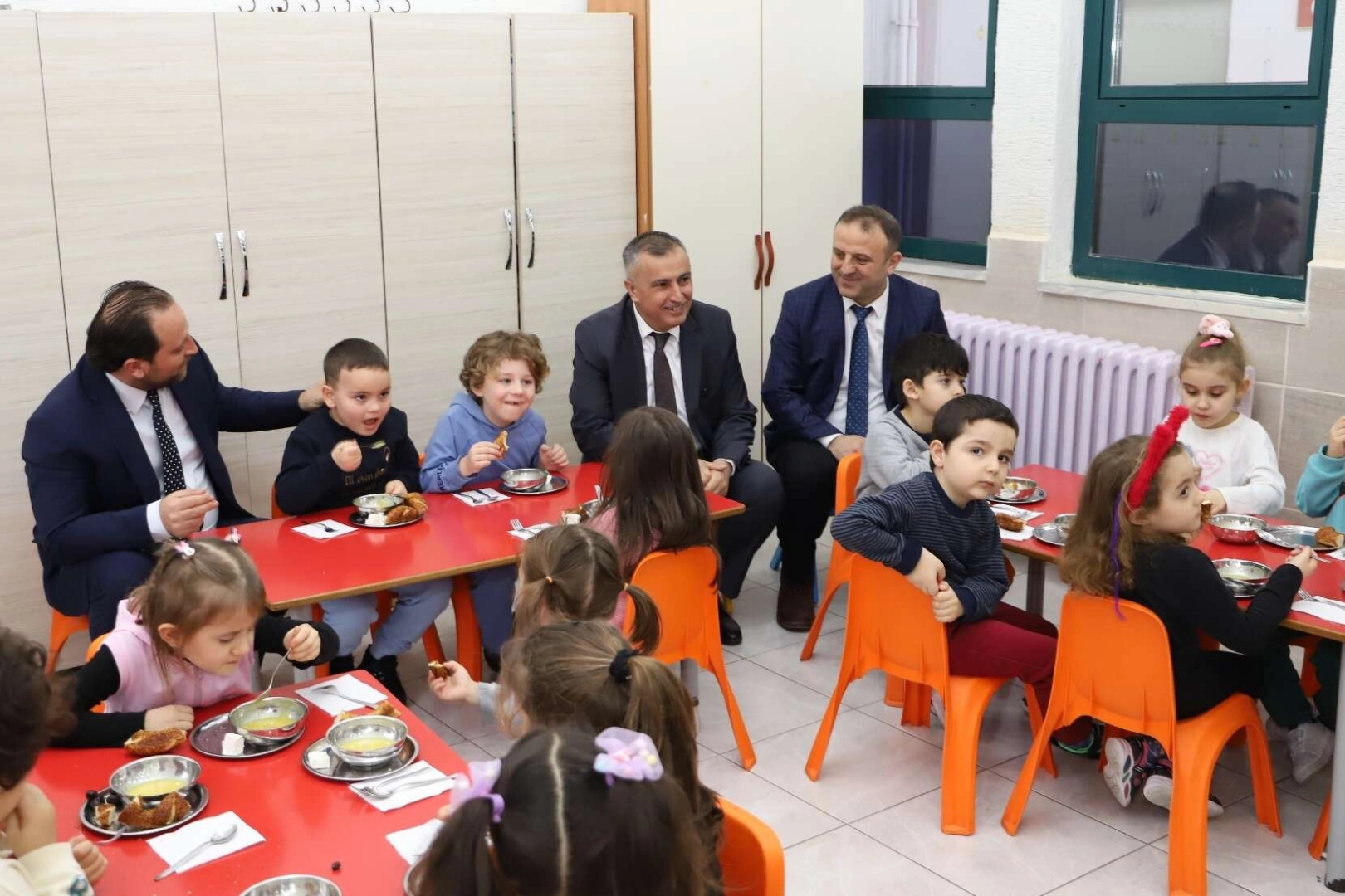 Bursa’da öğrencilere ücretsiz yemek uygulaması başladı