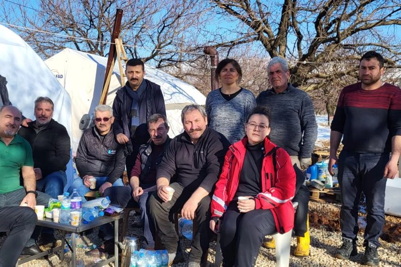 TIR’la götürdükleri bin 500 koliyi bizzat kendi elleriyle dağıttılar.