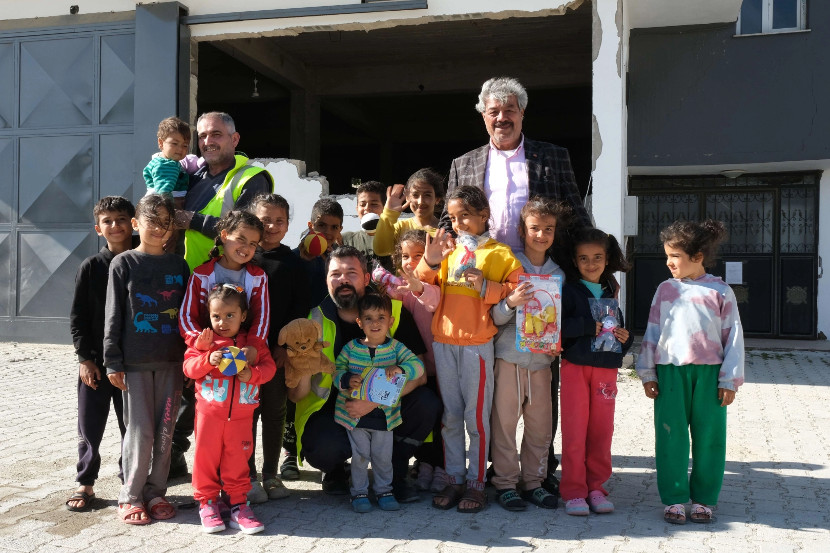 Depremzede çocukların ilacı; oyuncak