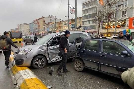 Kaza yapan taraflar tekme ve yumruklarla birbirine girdi