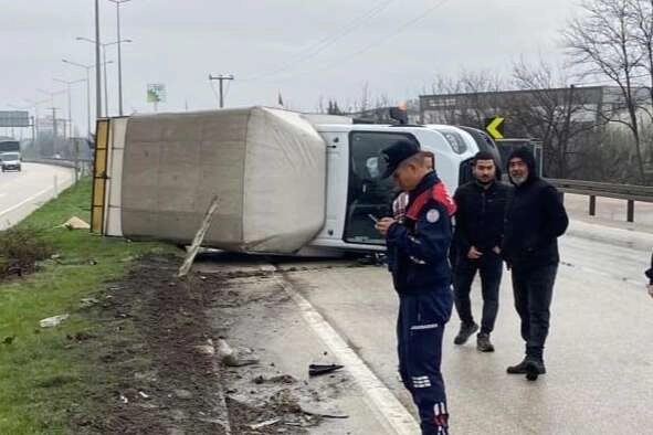 Bursa’da kontrolden çıkan kamyonet yan yattı: 1 yaralı