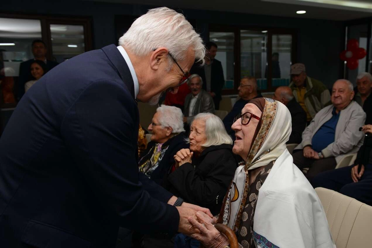 Başkan Erdem huzurevi sakinleriyle buluştu