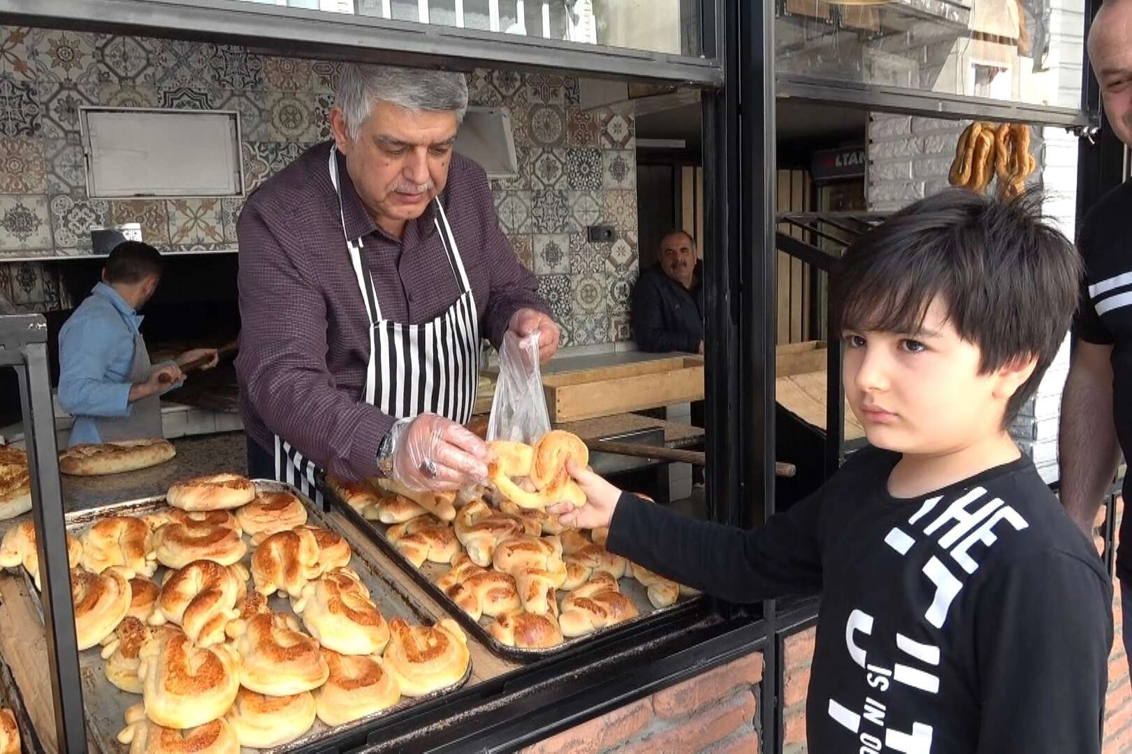 90 yıllık gelenek...Çocuklar için iftariyelik tabanca ve kılıç poğaça