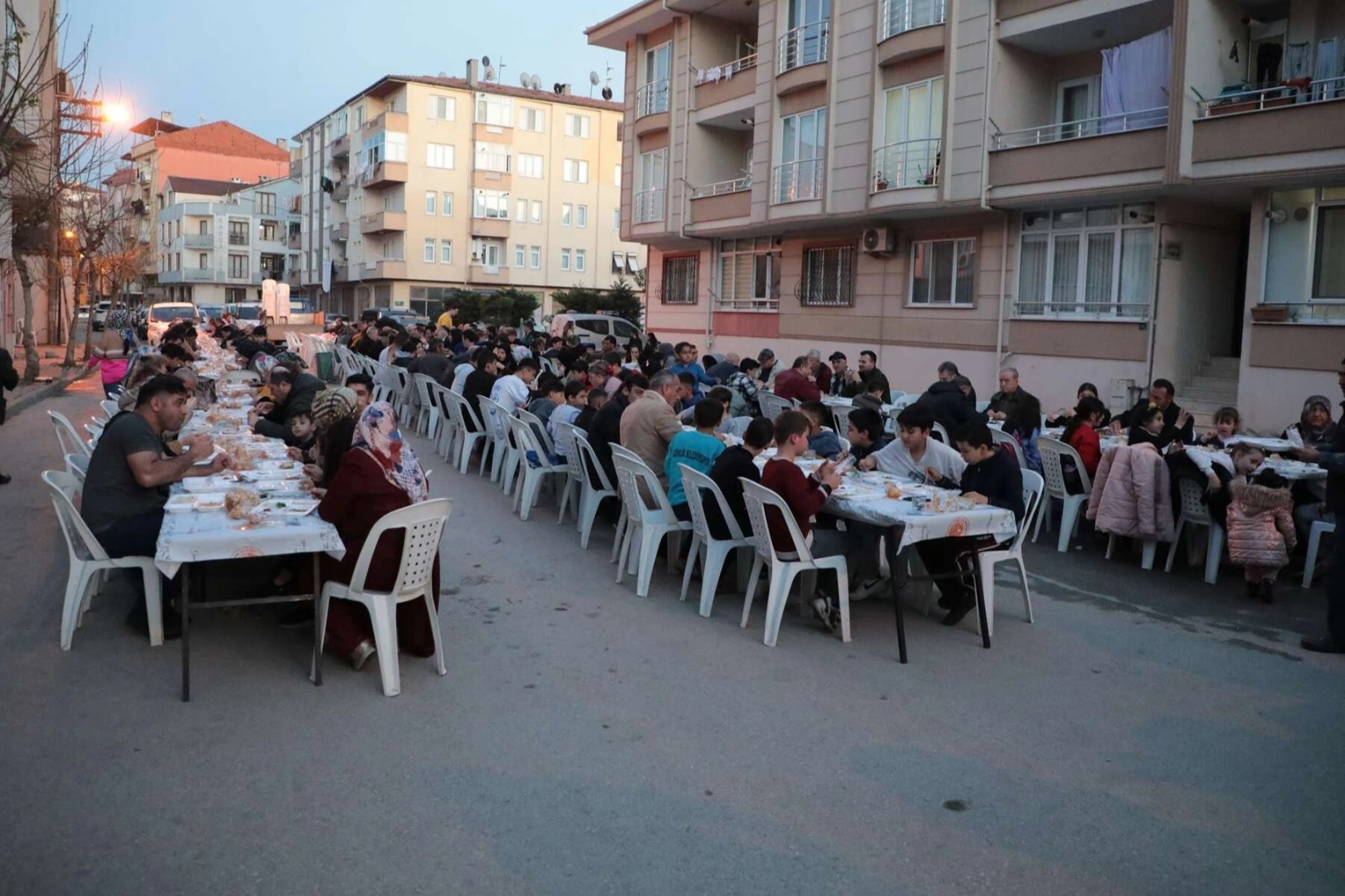 Gemlik Belediyesi binlerce kişiye iftar veriyor