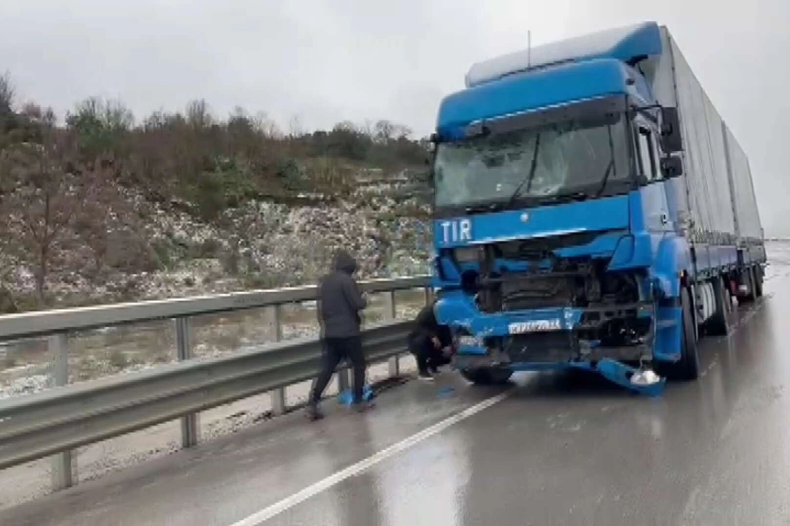 Freni boşalan tır, ambulans ve 3 araca çarptı