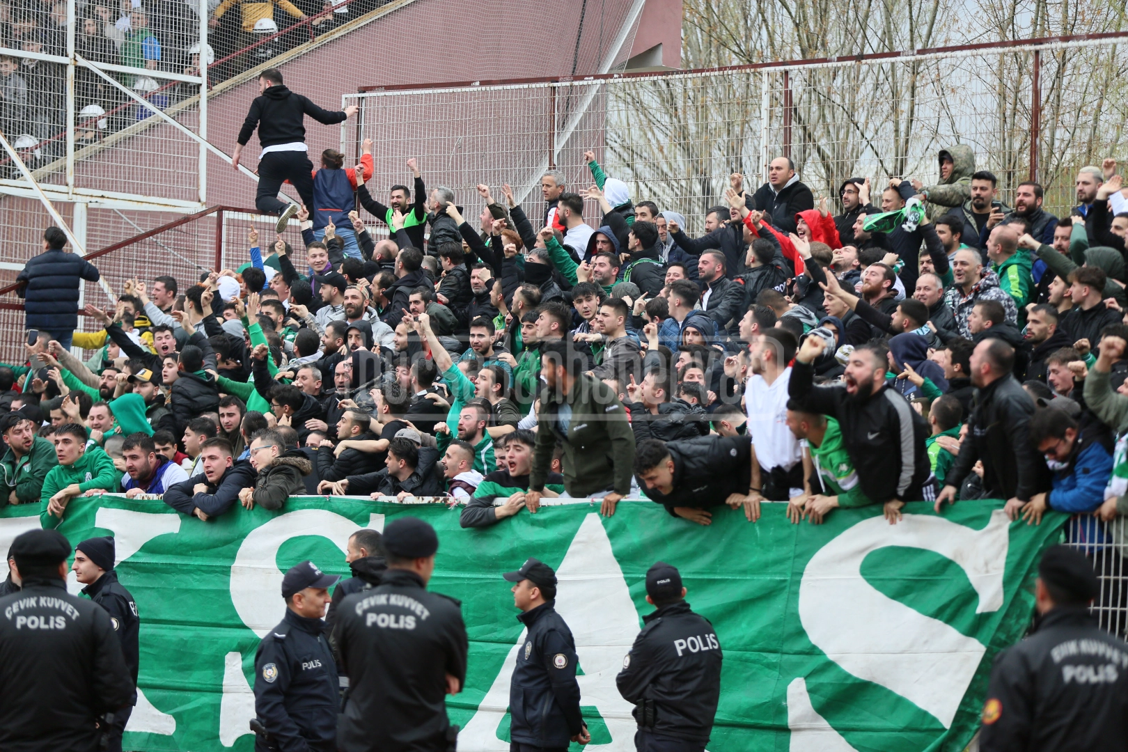 Bursaspor taraftarı İnegöl deplasmanında (FOTO GALERİ)