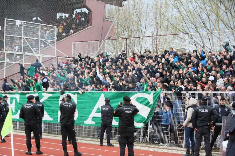 Bursaspor taraftarı İnegöl deplasmanında (FOTO GALERİ)