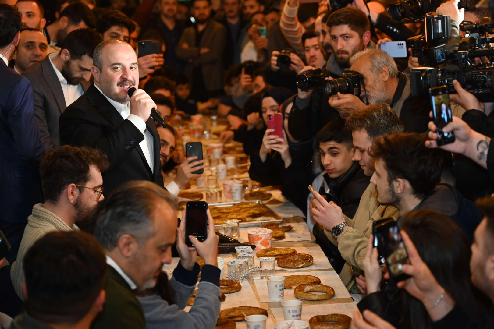 Bakan Varank, Toog’la geldi, simit çayla sahur yaptı