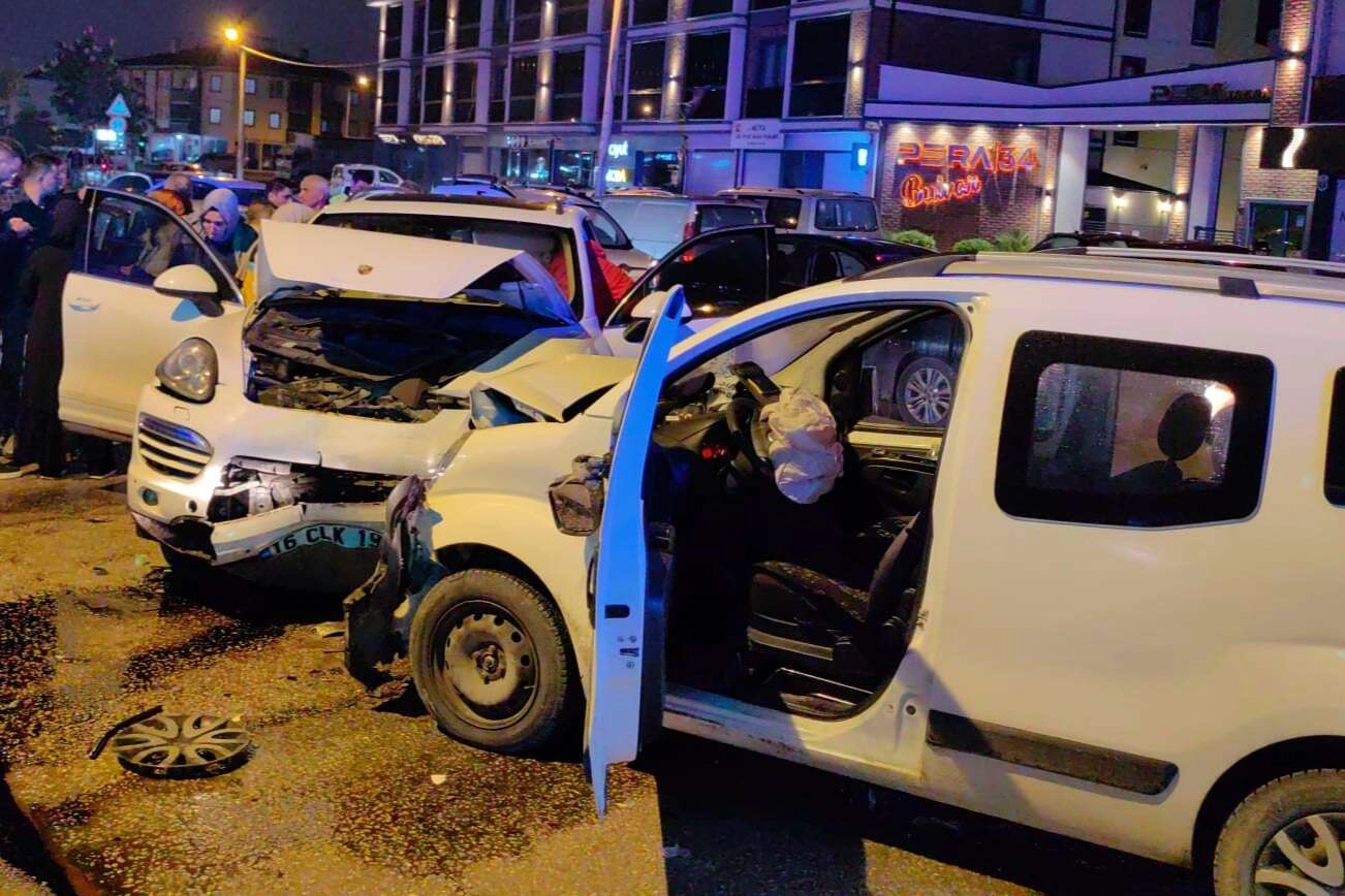 Bursa'da iki aracın kafa kafaya çarpıştığı feci kaza kamerada: 2 yaralı