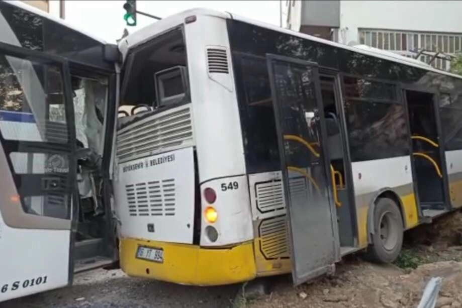 Bursa'da servis otobüsü ile halk otobüsü çarpıştı: 2 yaralı