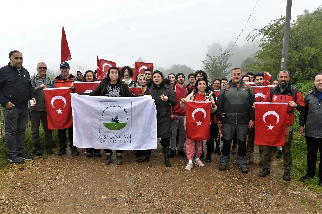 19 Mayıs’ı Uludağ’da yürüyüş yaparak kutladılar