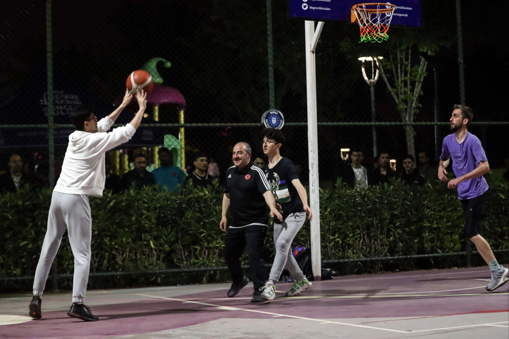 Bakan Varank, ilk kez oyunu kullanan gençlerle gece yarısı basketbol maçı yaptı