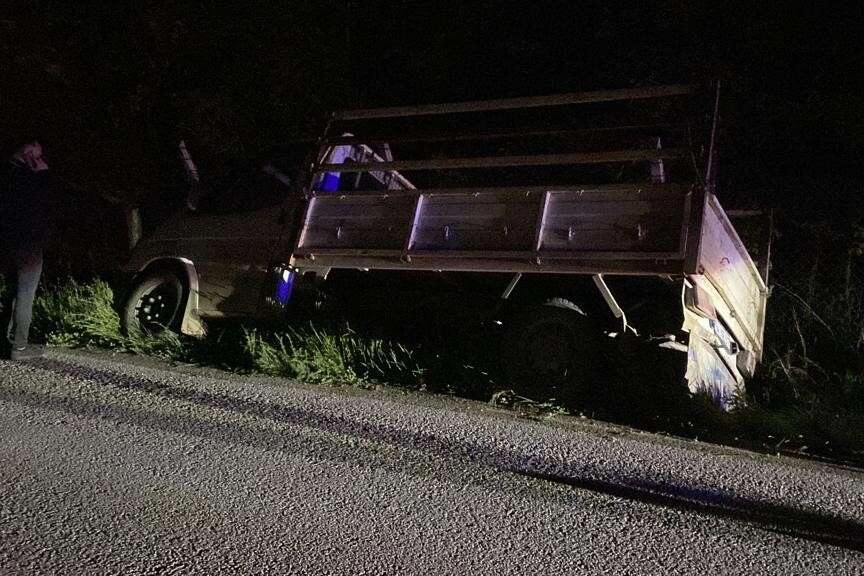 İnegöl'de kamyonet sulama kanalına düştü