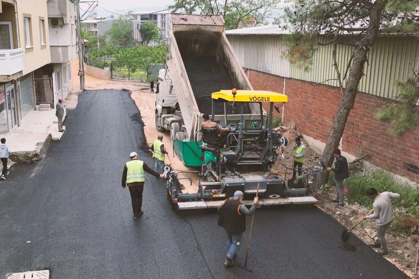 Gürsu’da 36 saatte sokağın asfaltı yenilendi