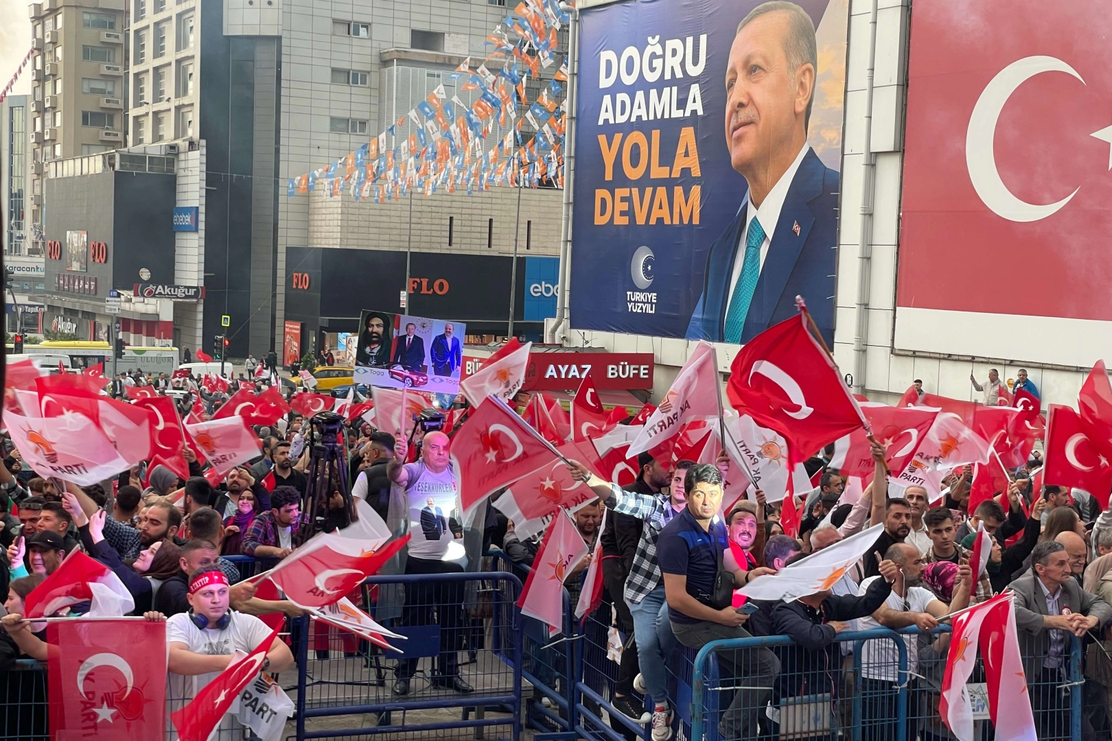 Bursa halkı seçim coşkusuyla 15 Temmuz Demokrasi Meydanı'na koştu.