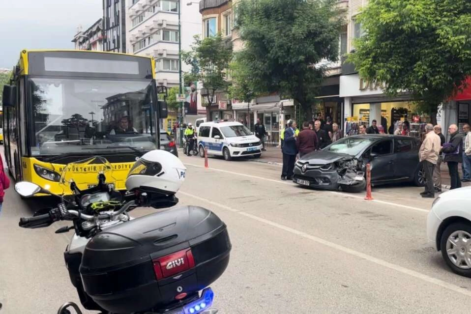 Yolcu indiren halk otobüsüne ters şeritten gelerek çarptı.