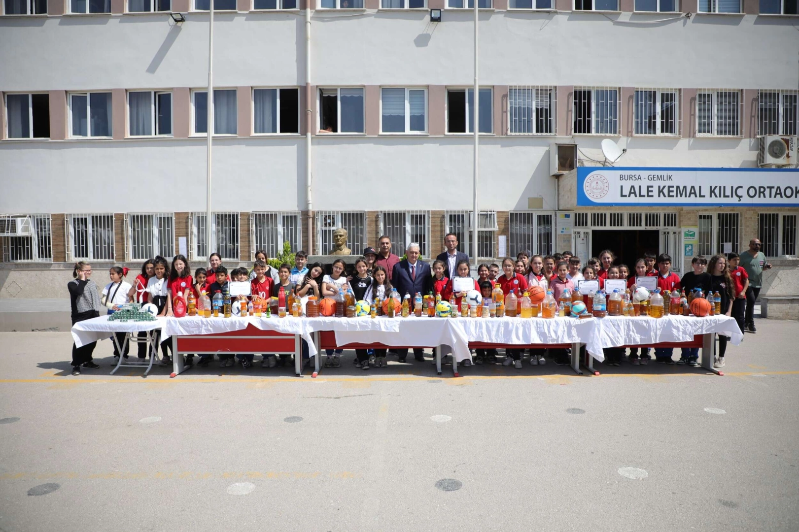 Gemlik’te körfezi öğrenciler koruyor.