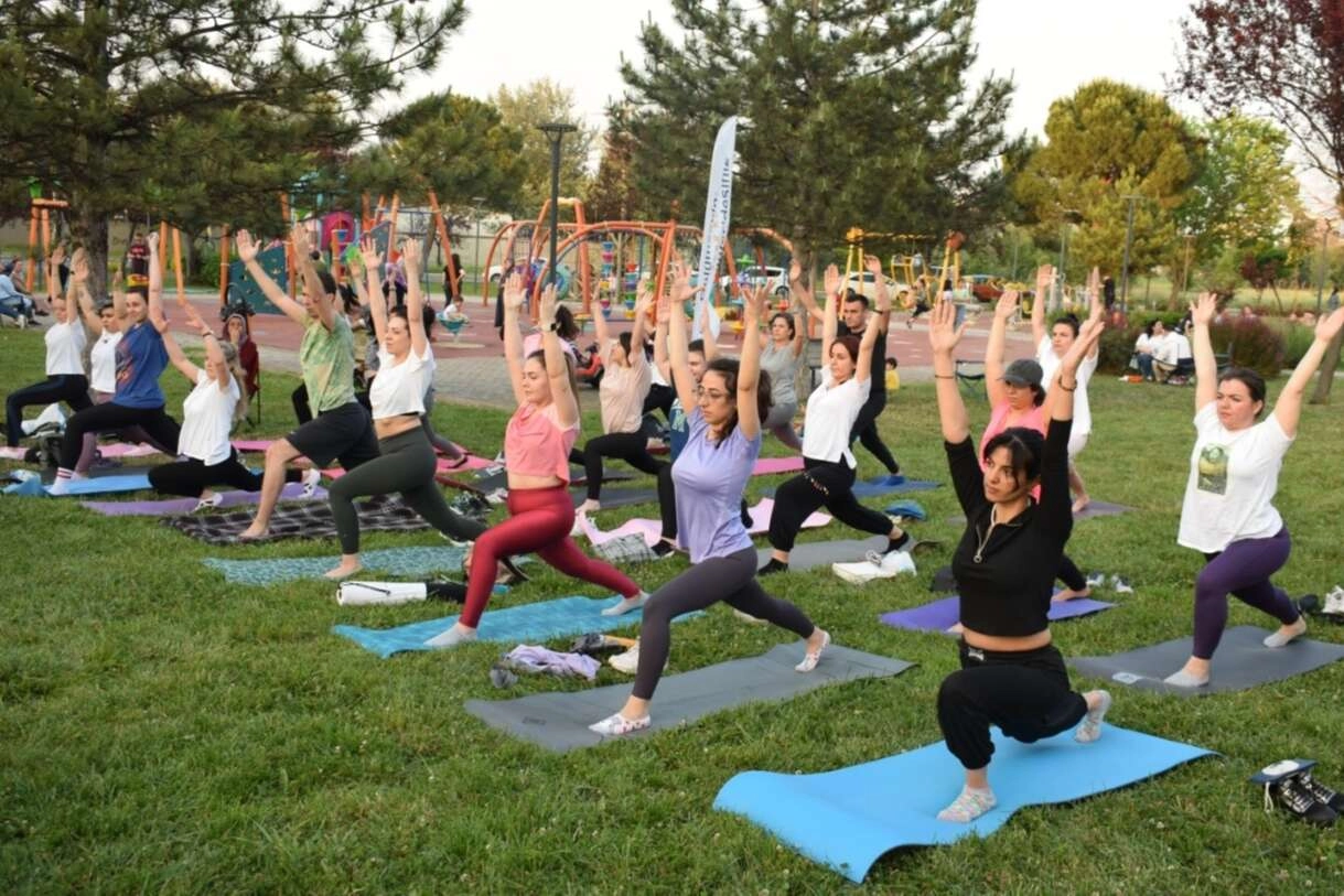 Nilüferliler sağlıklı yaşam için yoga etkinliğinde buluşuyor