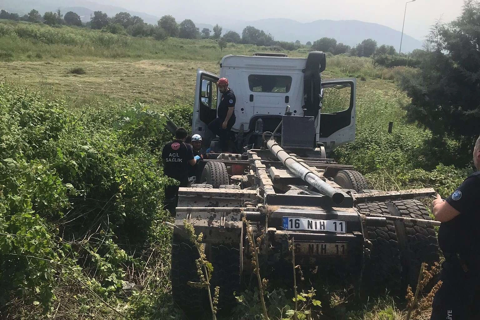 Damperi açık kalan kamyon üst geçide takıldı, şarampole uçtu