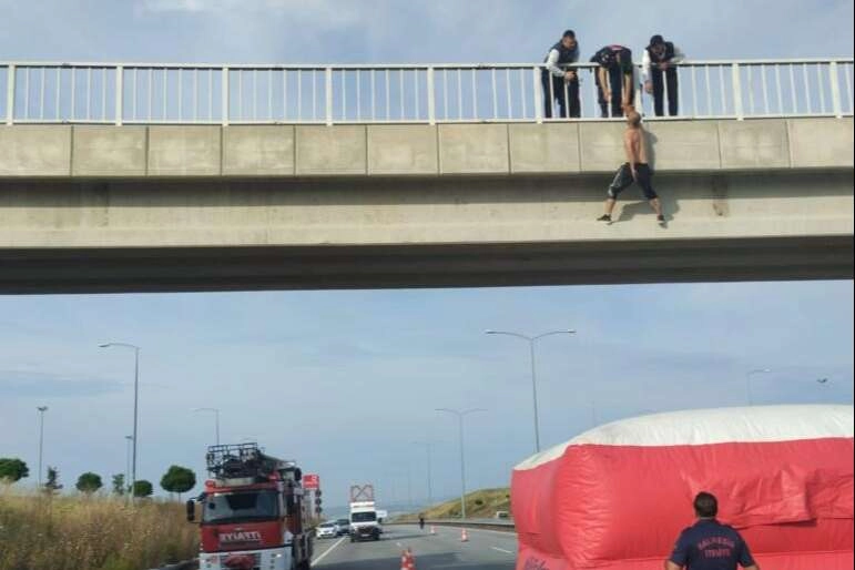 Köprüden kendini atan şahsı, itfaiyenin şişme yatağı kurtardı