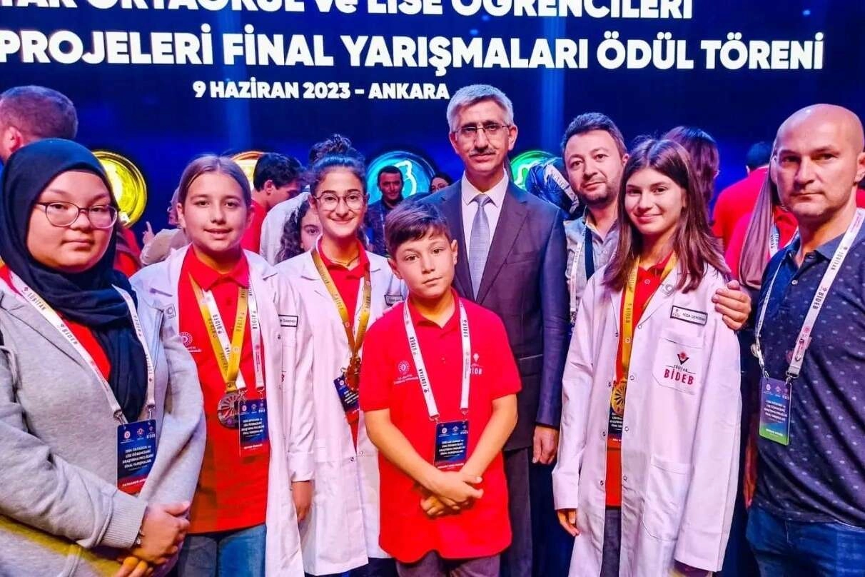 Mustafakemalpaşa Kız Anadolu İmam Hatip Lisesi'ne TÜBİTAK'dan birincilik ödülü.