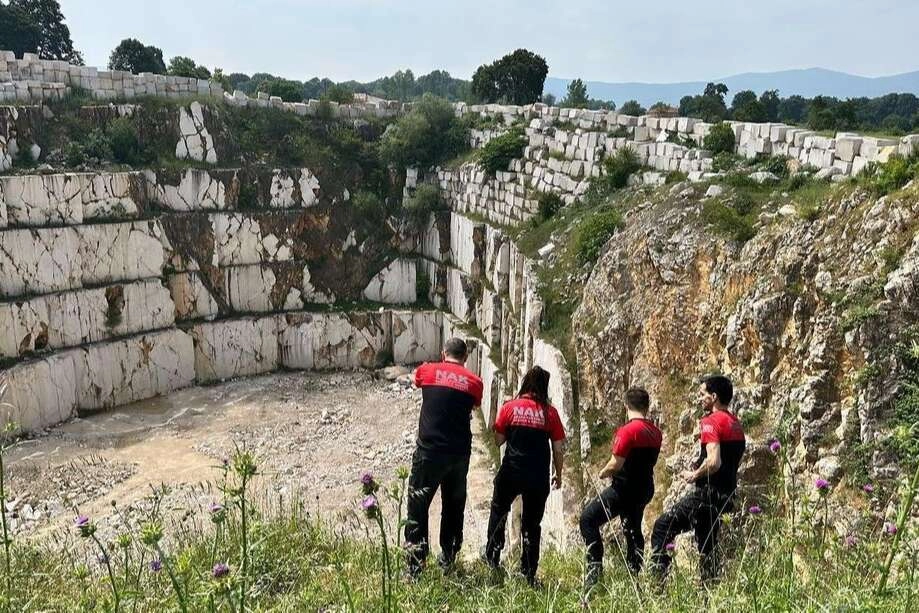 Bursa'da kayalıklarda mahsur kalan keçi operasyonla kurtarıldı