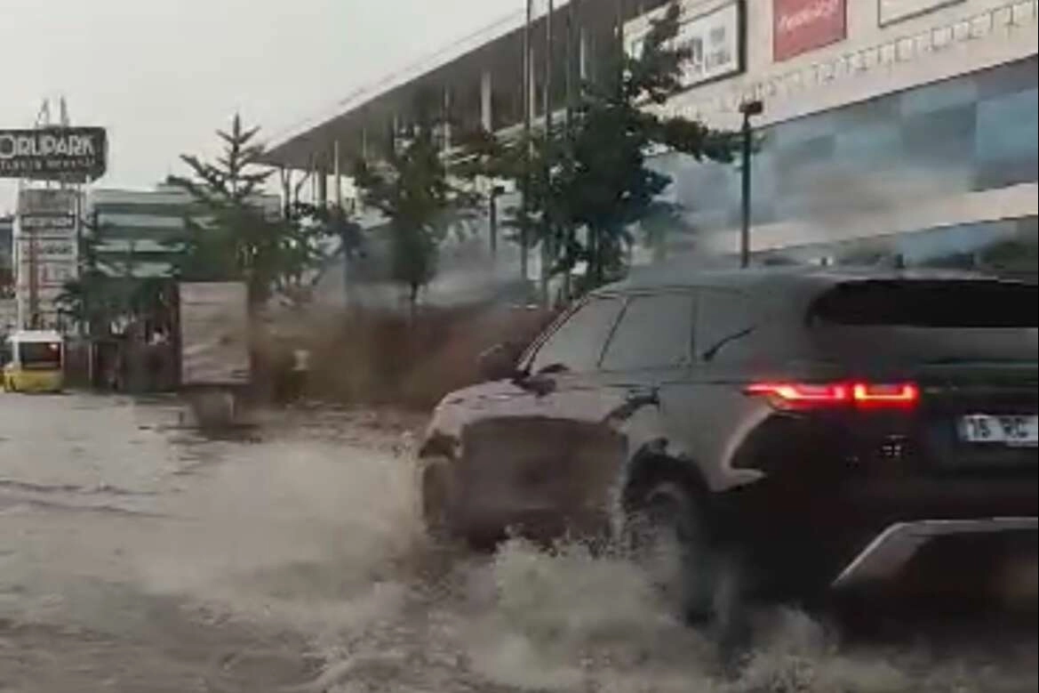 Bursa’da şiddetli yağmur hayatı olumsuz etkiledi