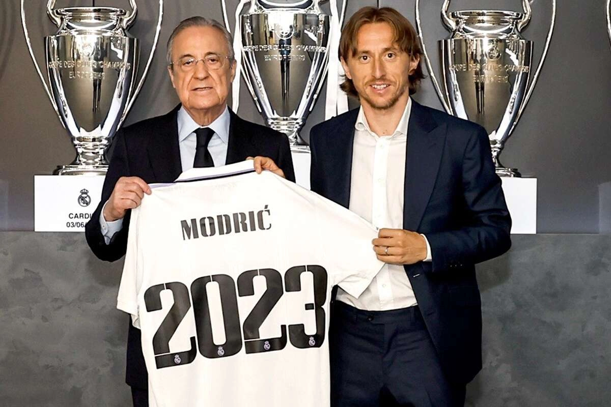 Luka Modric, Real Madrid'de devam ediyor.