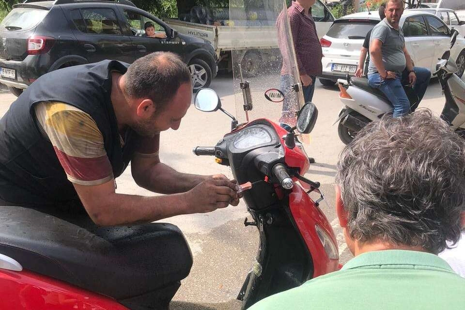 Motosikletten çıkan 1 metrelik yılan korkuttu.