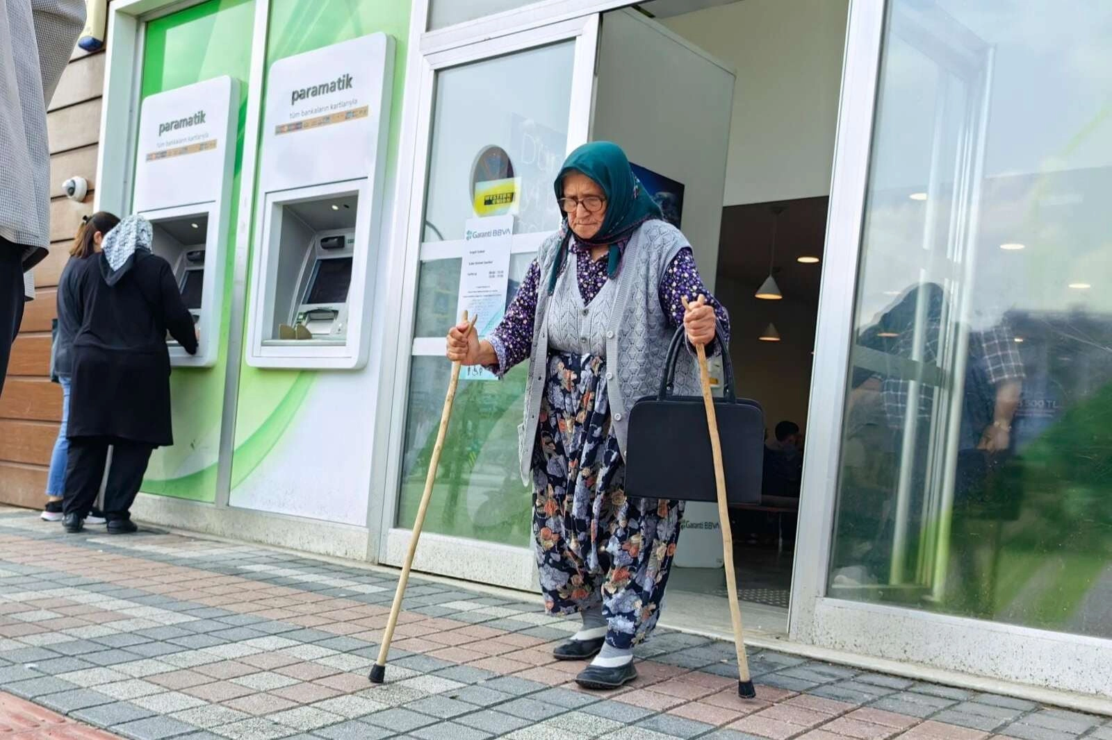 Polisin dikkati yaşlı kadını dolandırılmaktan kurtardı.