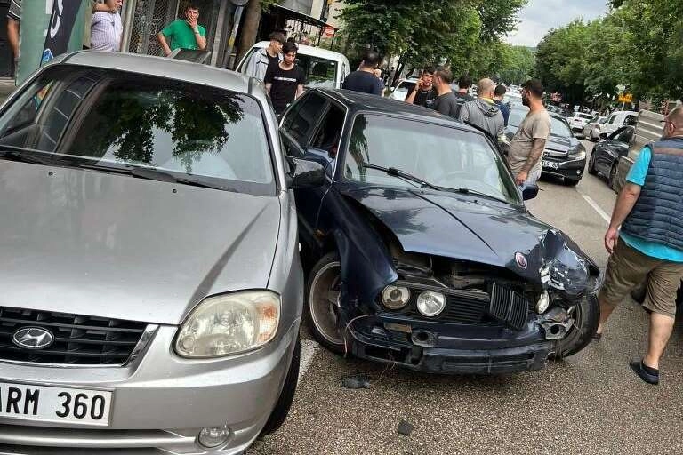 Alkollü sürücü park halindeki araçlara çarptı.