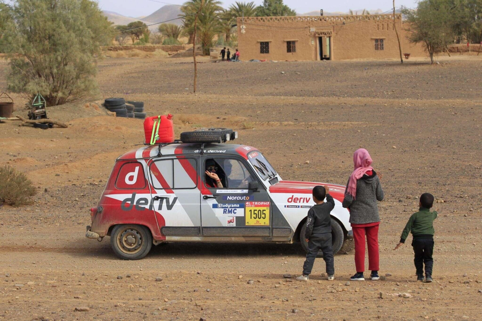 4L Trophy rallisi Afrika’daki yardıma muhtaç çocuklar için gerçekleşti.