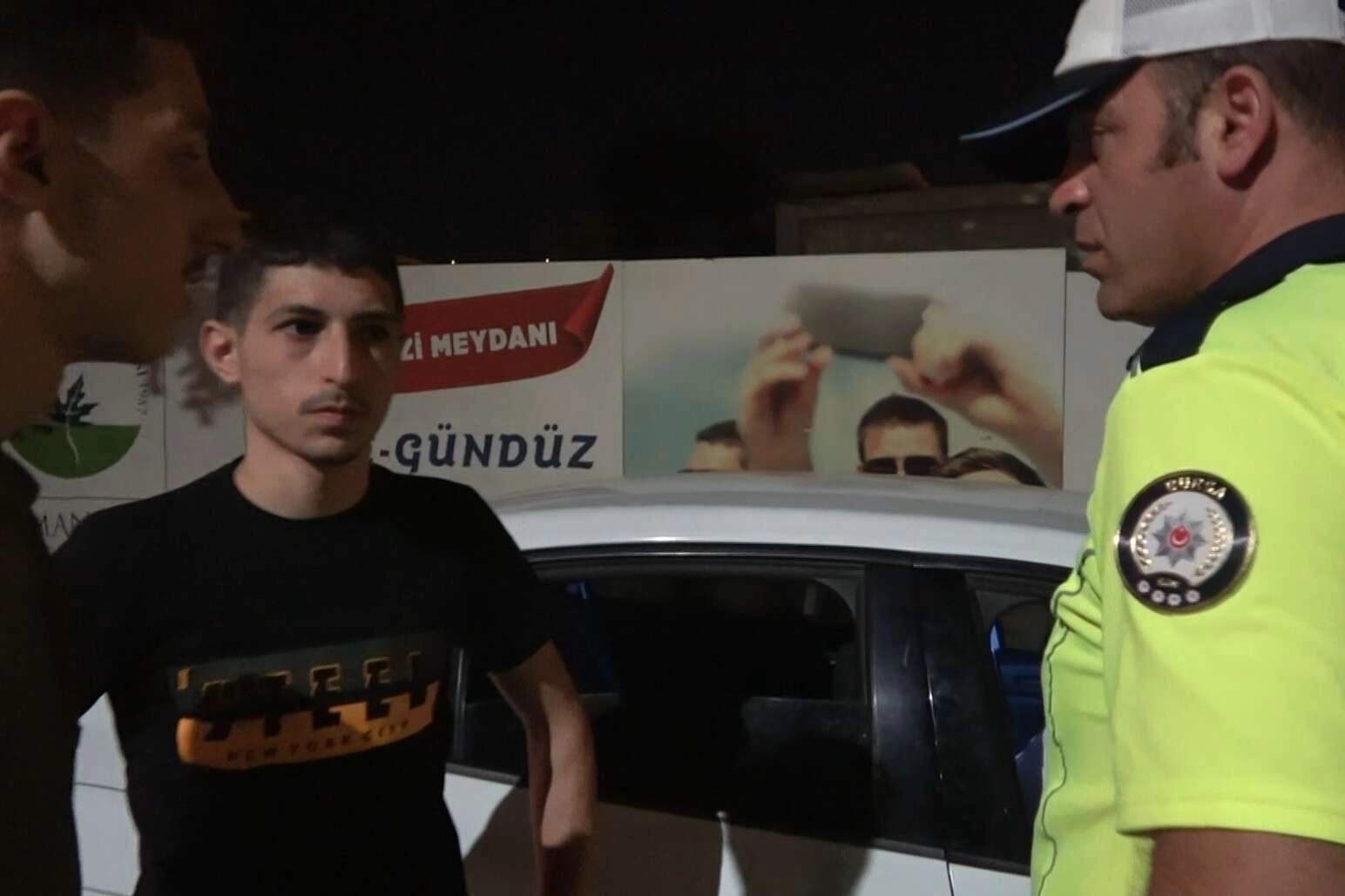 Drift yapmaktan ehliyetine el konulmuştu... Aracı için polislerle pazarlık yaptı