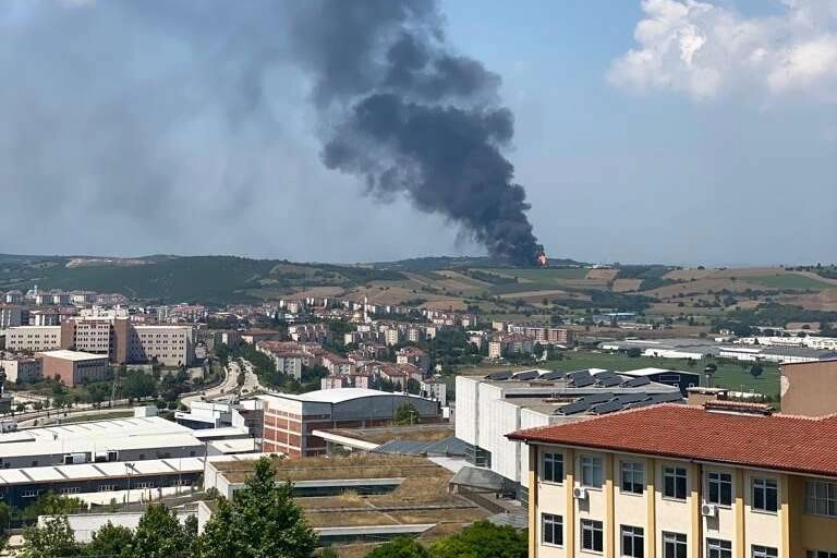 Fabrika yangınında dumanlar gökyüzünü kapladı