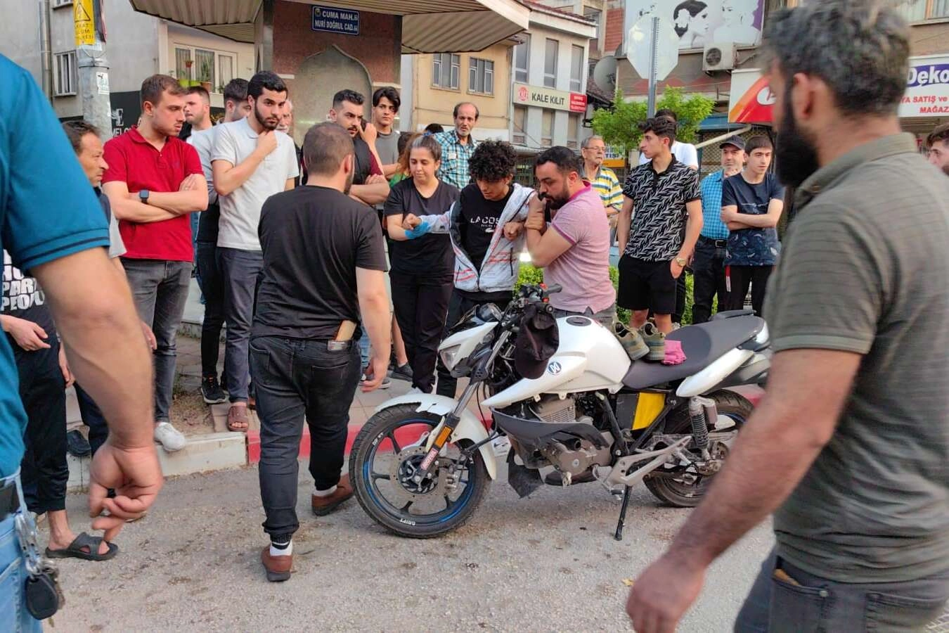 Otomobil ile motosiklet çarpıştı, iki kişi yaralandı.