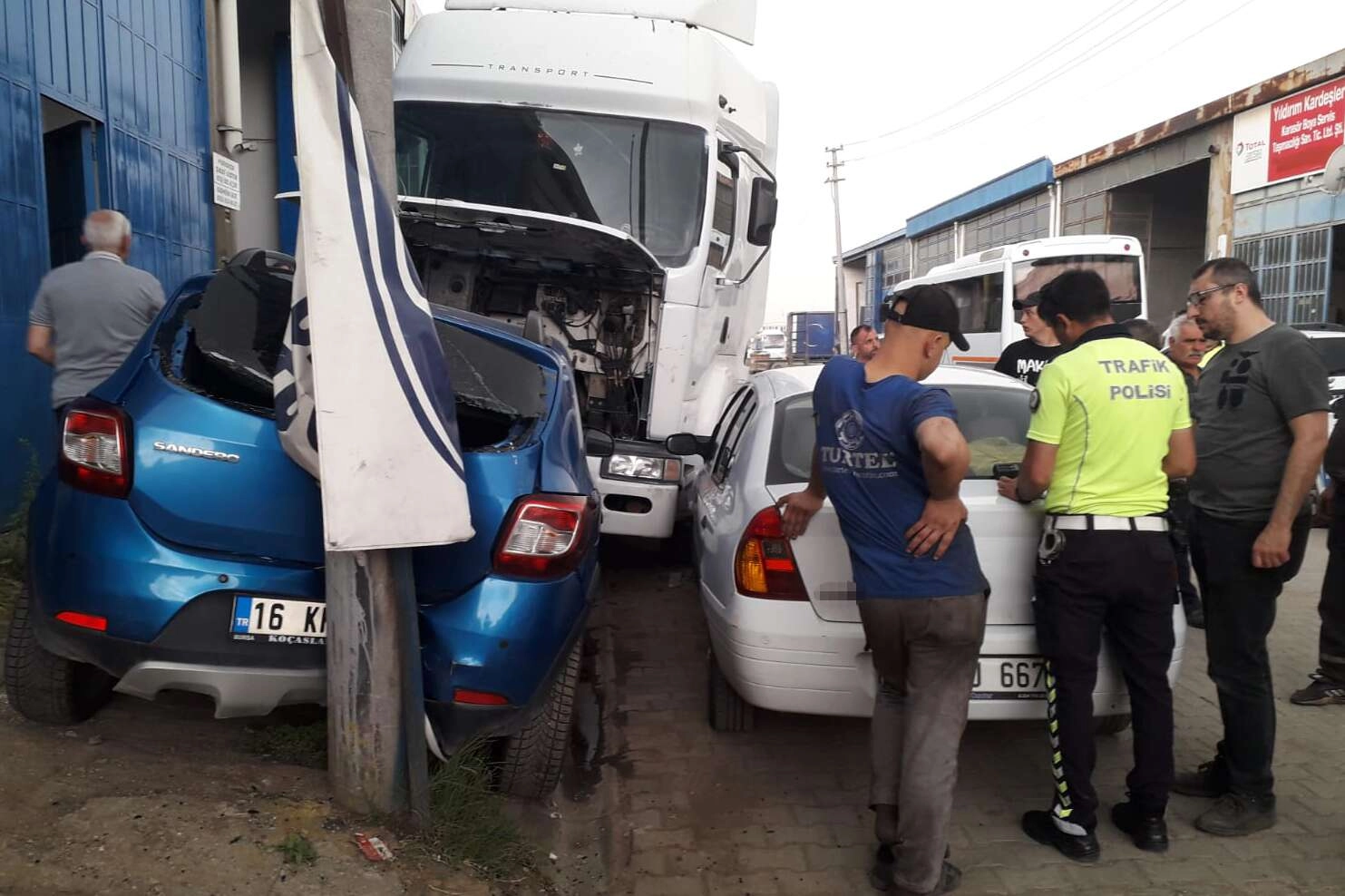 Park halindeki tır sürücüsüz harekete geçti