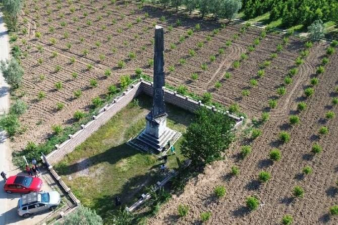 Şeftali bahçesinin ortasından tarih fışkırıyor