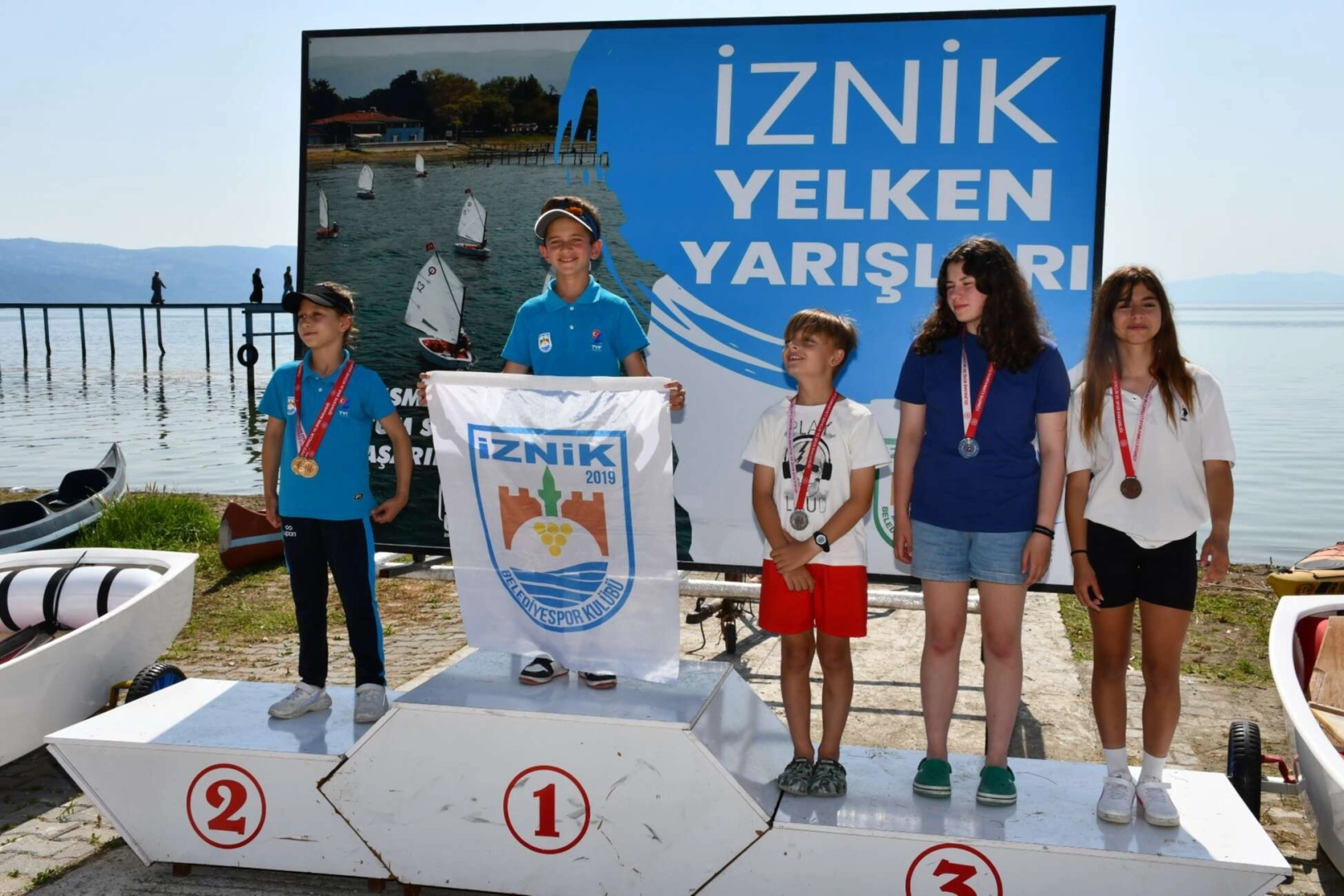 İznik Gölü'ndeki yelken yarışlarının kazananları, madalyalarını aldı