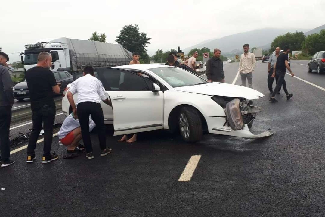 Yağış yüzünden kontrolü kaybedilen otomobil bariyerlere çarptı