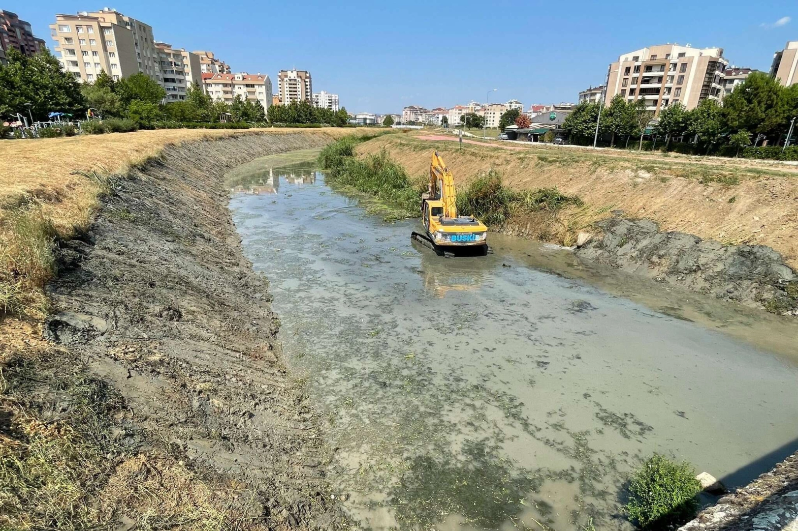 BUSKİ'nin Ayvalı Dere temizlik çalışmaları devam ediyor