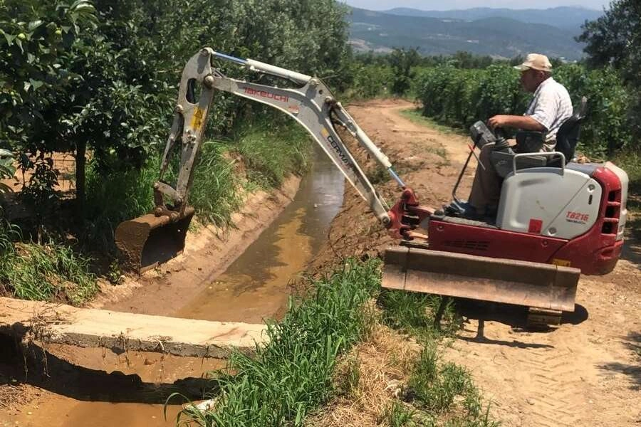 İznik'te selden etkilenen sulama kanallarında temizlik harekatı