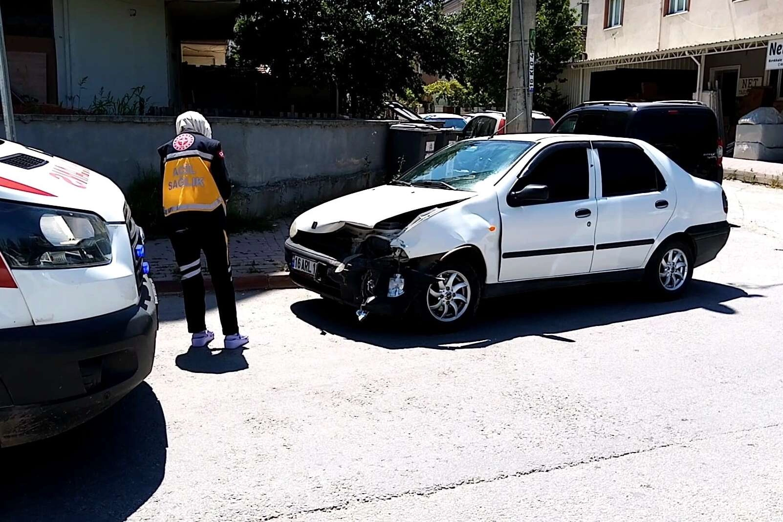 Otomobiller kafa kafaya çarpıştı