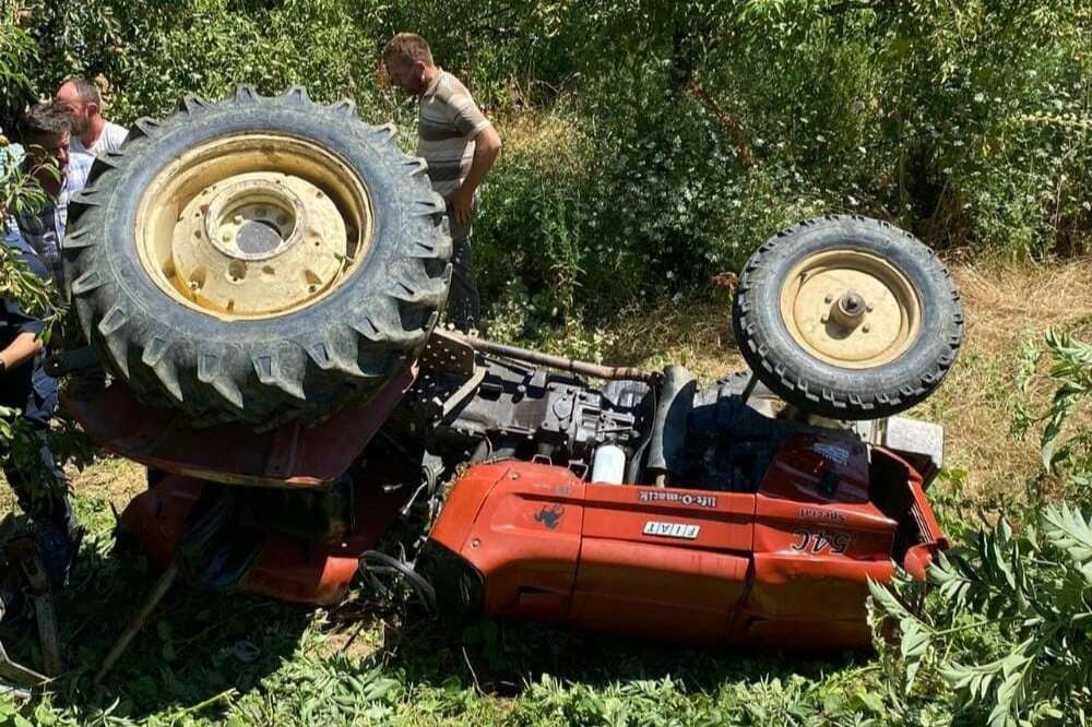 Devrilen traktörün altında kalan sürücü hayatını kaybetti