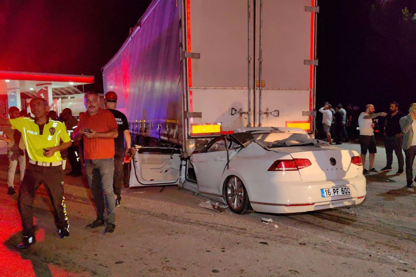 Tırın altına giren otomobilin sürücüsü hayatını kaybetti