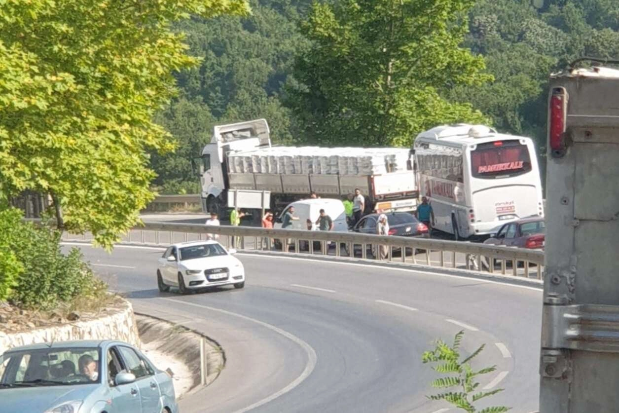 Kaza sebebiyle yol kapanınca adaylar sınava yürüyerek gitti