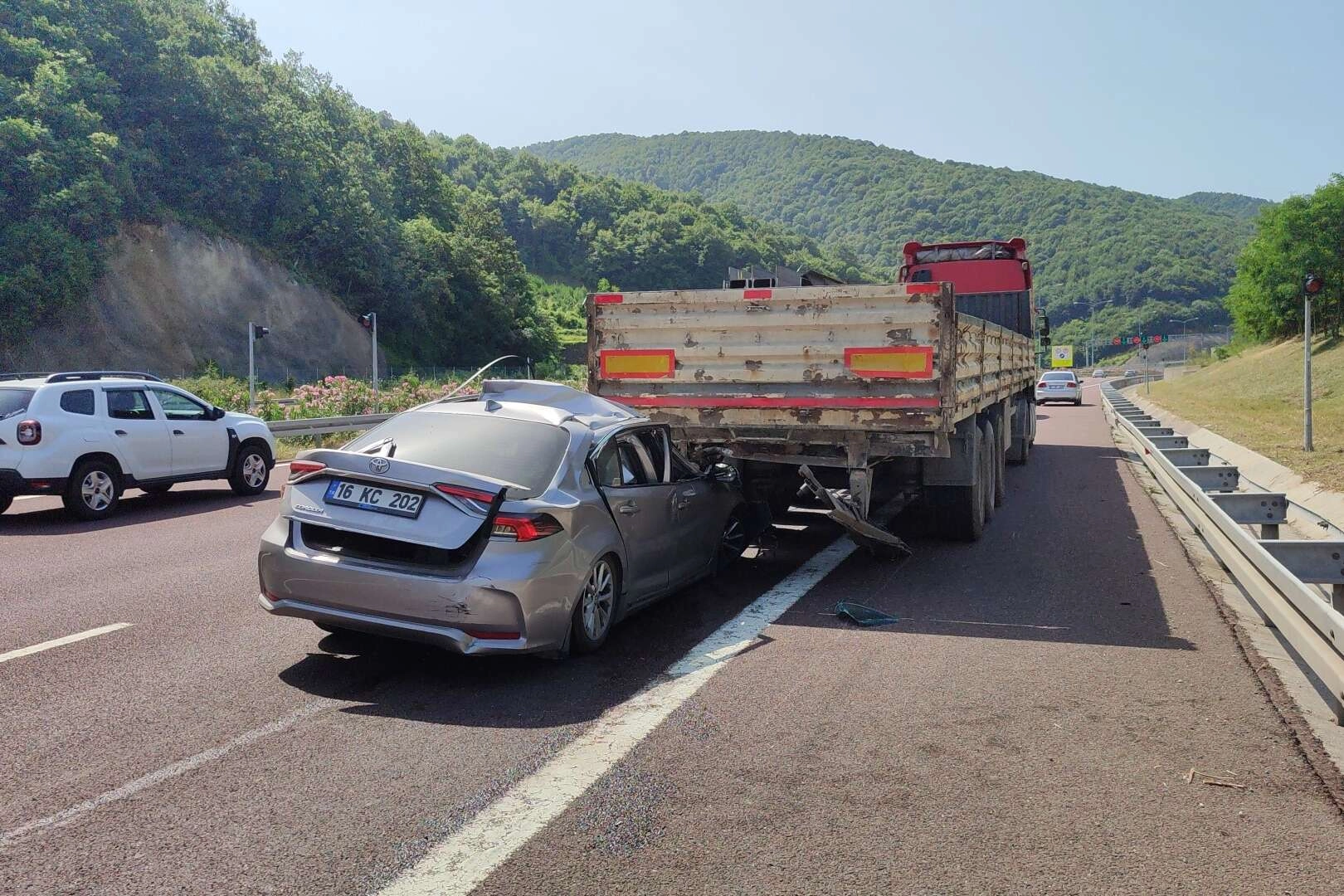 Tıra saplanan otomobilden mucize kurtuluş